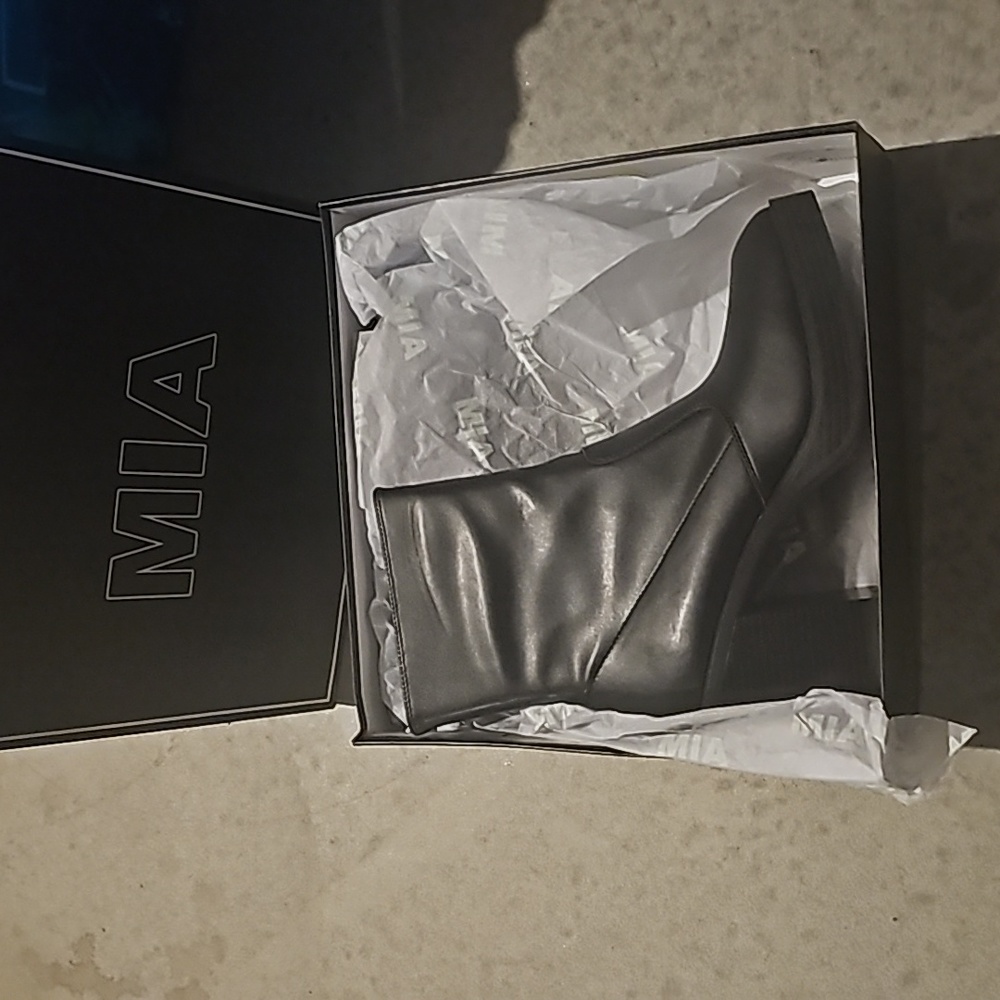 MIA Odie platform ankle boots- black Women's  11 M